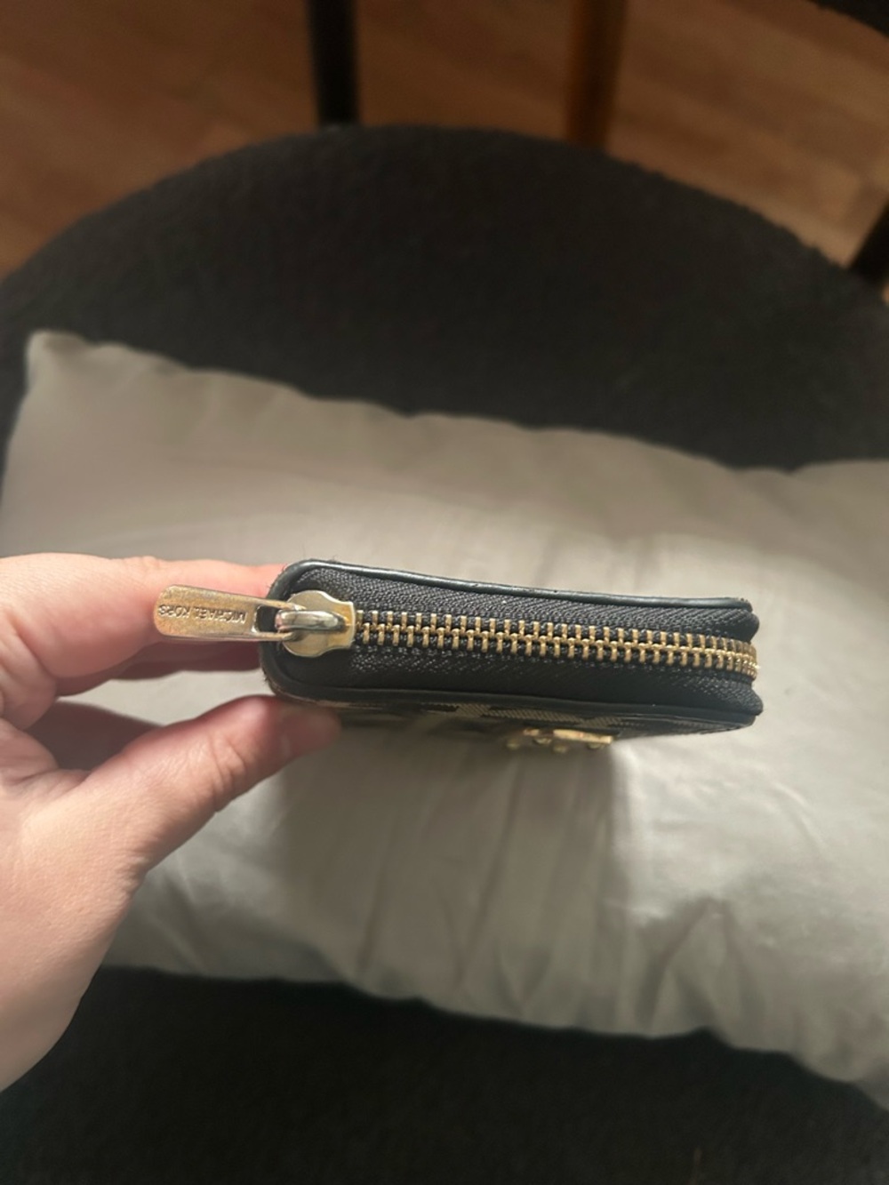 MICHAEL KORS Black and Cream Logo Zip Wallet - Picture 2 of 7